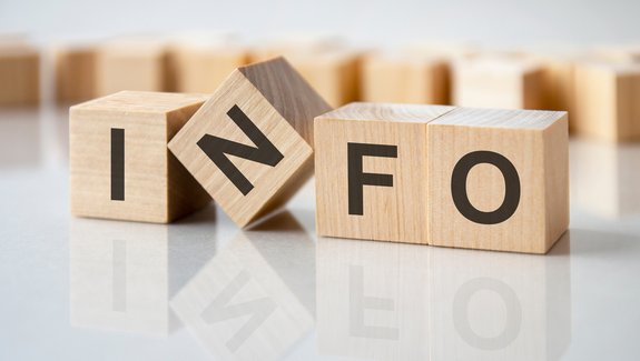 4 Holzwürfel jeweilis mit den Buchstaben INFO ergibt das Wort INFO