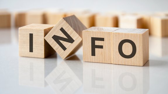 4 Holzwürfel jeweilis mit den Buchstaben INFO ergibt das Wort INFO
