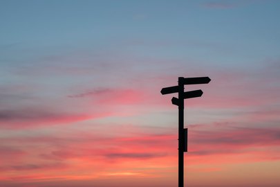 Wegweiser - Schilder im Sonnenuntergang