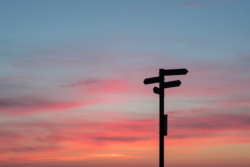 Wegweiser - Schilder im Sonnenuntergang